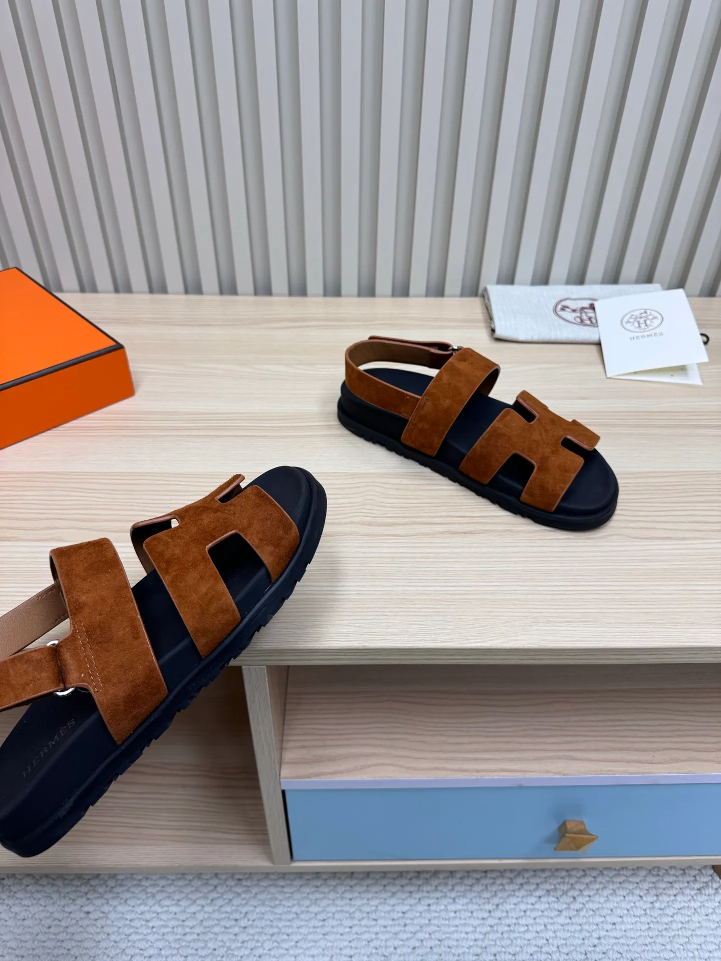 👟👟Ex-factory price 502👟👟Hermes🐎The extremely popular couple’s second uncle slippers/golden sandals and slippers, paired with various colorful socks, are so trendy!  ———————— Upper: imported cowhide/sheep leather/cloth/palmprint leather lining: imported cowhide/sheepskin outsole: Tpu non-slip and wear-resistant outsole Female size: 35-42 (40.41.42 non-returnable and non-exchangeable) Male code: 39-45 (45 non-returnable and non-exchangeable)